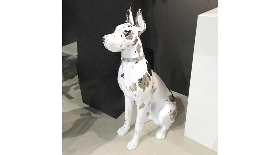 obrazek 1 Fantastyczna rzeźba psa ze spiczastymi uszami - wyjątkowa ozdoba do eleganckiego salonu