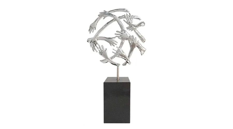 obrazek 1 Fascynująca statuetka "Pomocne dłonie" - idealny prezent z okazji jubileuszu firmy