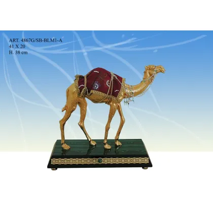 Zdjęcie Cudowna figura wielbłąda na czarnej podstawie