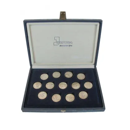 Zdjęcie Zestaw 13 srebrnych monet z tematem religijnym ze srebra próby 925 pochodzenia hiszpańskiego