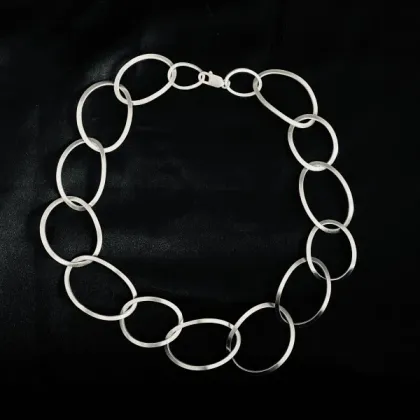 Zdjęcie Elegancki matowy owalny naszyjnik ze srebra - fantastyczny prezent na rocznicę