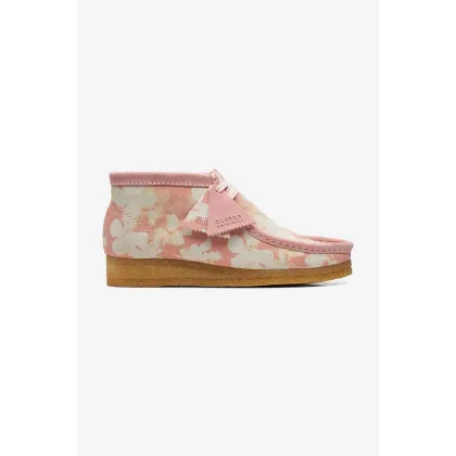 Zdjęcie Clarks Originals botki zamszowe Wallabee Boot damskie kolor różowy na płaskim obcasie 26166096