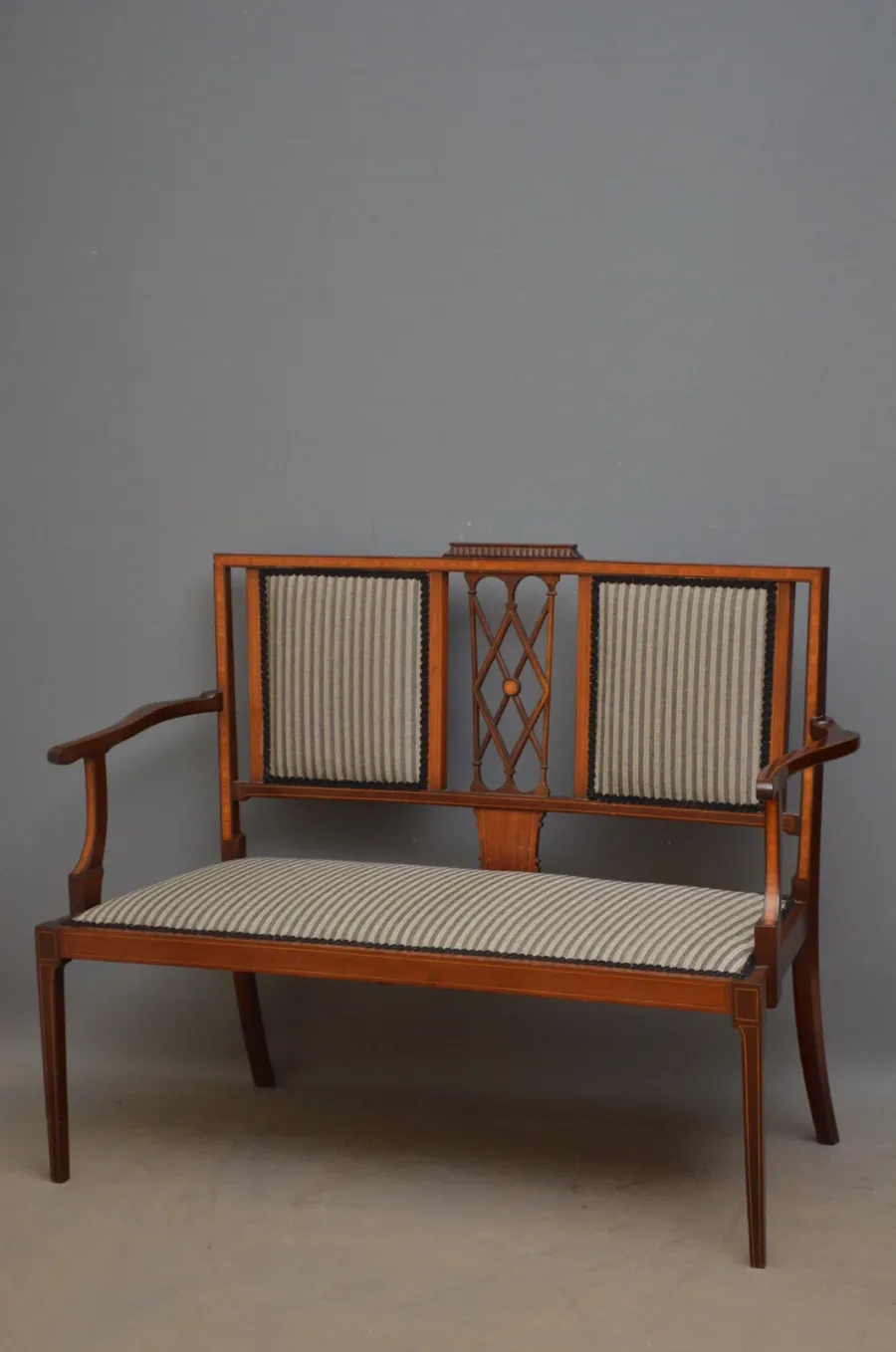 obrazek 1 Edwardiańska, mahoniowa i inkrustowana sofa o prostym i eleganckim designie