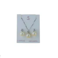 Picture A brilliant set of jewelry studded with 8 mm pearls and zircons