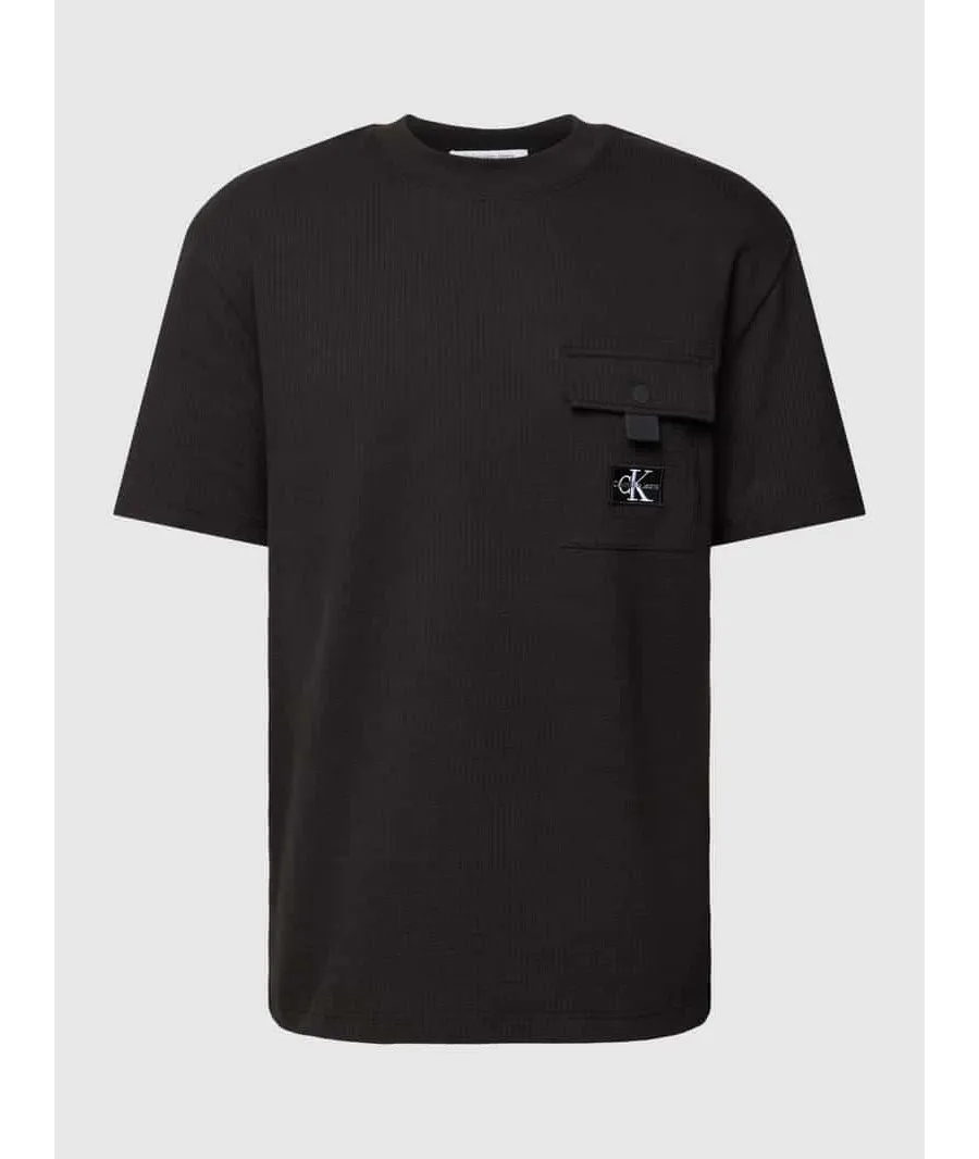 obrazek 1 T-shirt z kieszenią na piersi i naszywką z logo