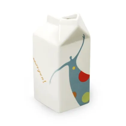 Zdjęcie Luksusowa figurka z ceramiki w kształcie kartonu mleka