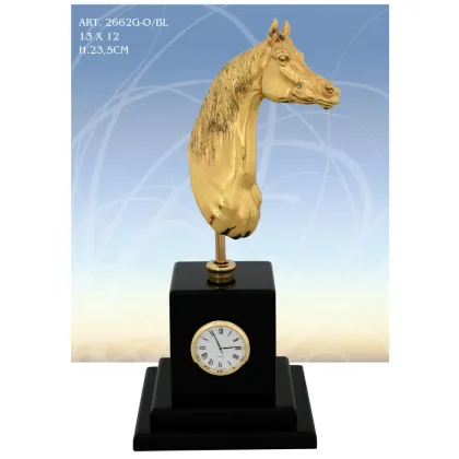 Zdjęcie Cudowna figura konia z zegarem na czarnej podstawie