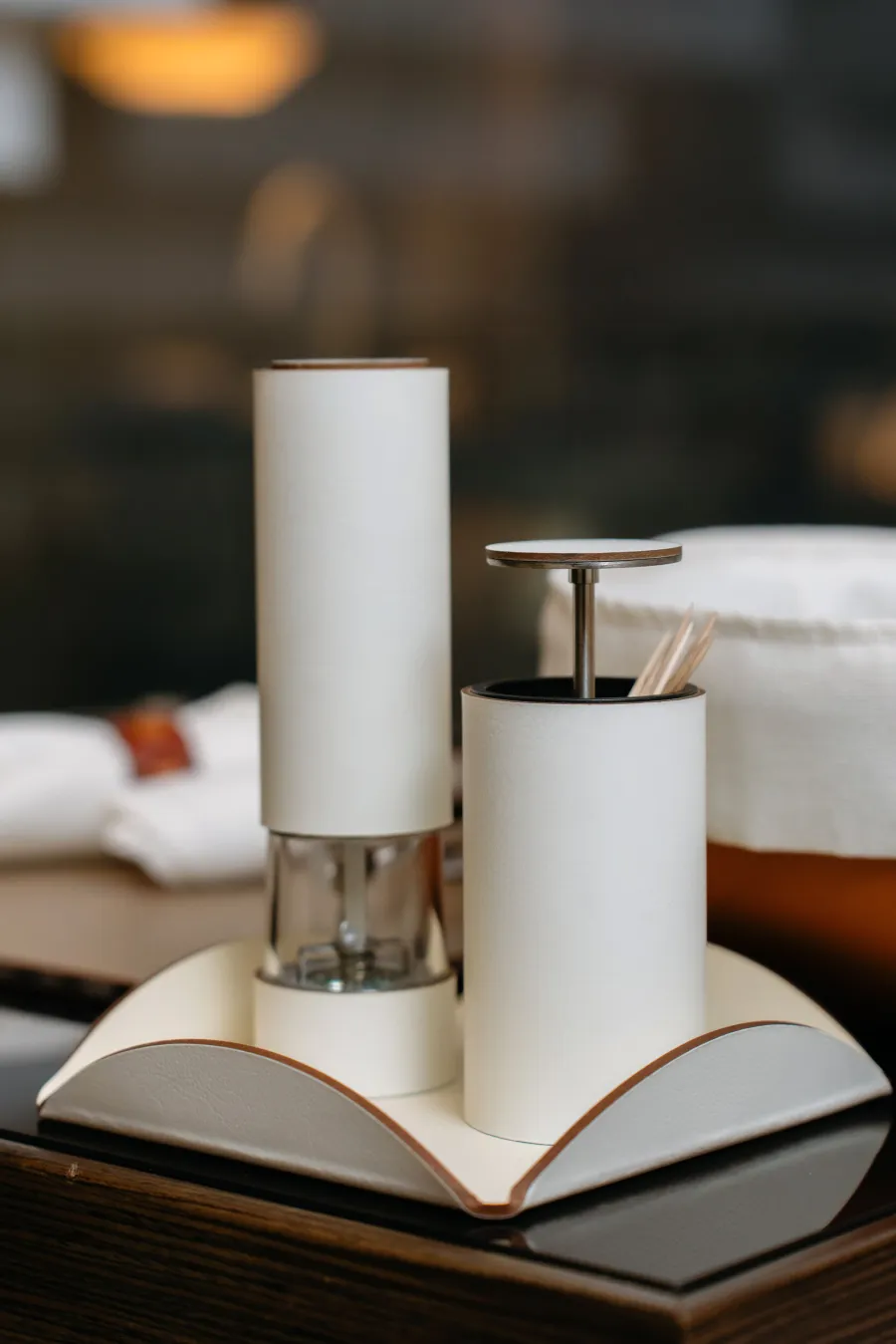 obrazek 2 Stylowa czarna skórzana podstawka na sosy i przyprawy 15x15xH2,5 cm