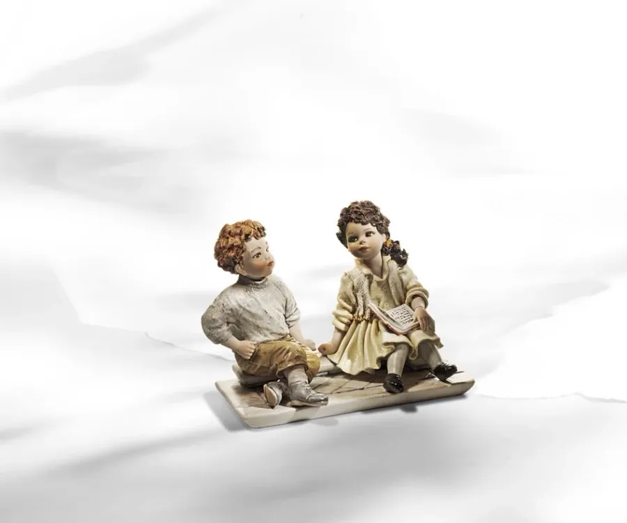 obrazek 1 Porcelanowa figurka dziewczynki z chłopakiem - Sibania