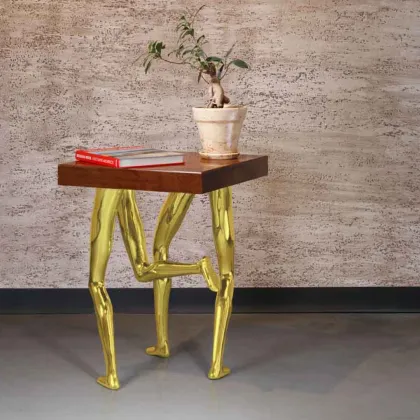 Zdjęcie LEGGY ACCENT TABLE – Nowoczesny rzeźbiony stolik pomocniczy z drewna tekowego do wnętrz domowych