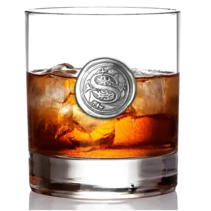 Zdjęcie Perfekcyjny prezent w postaci szklanki do whisky ze ozdobną literą