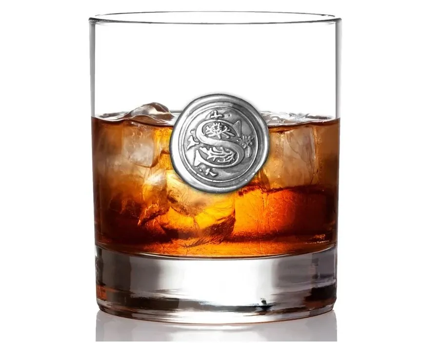 obrazek 1 Perfekcyjny prezent w postaci szklanki do whisky ze ozdobną literą 