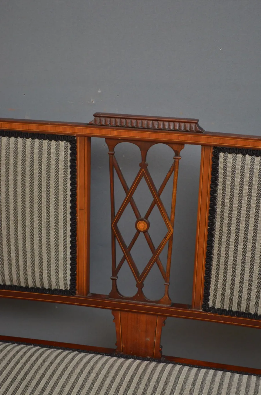 obrazek 5 Edwardiańska, mahoniowa i inkrustowana sofa o prostym i eleganckim designie