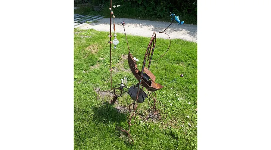 obrazek 1 Stylowa rzeźba ogrodowa "Chodzik" - idealna na prezent