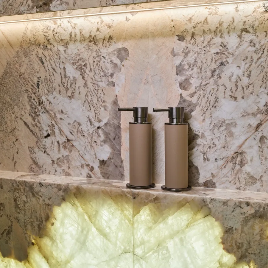 obrazek 2 Dozownik Ø7xH19 cm z grafitowym matowym wykończeniem i skórzanym korpusem w kolorze cappuccino