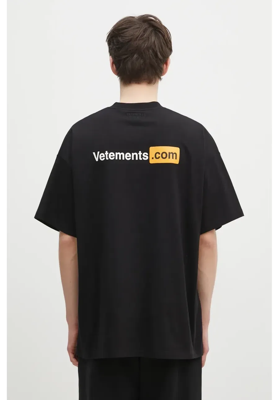 obrazek 1 VETEMENTS t-shirt bawełniany Vetements.Com Regular męski kolor czarny z nadrukiem UA66TR750B