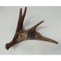 Zdjęcie Grawerowany zegar wiszący w łopacie łosia jako ozdoba do domu