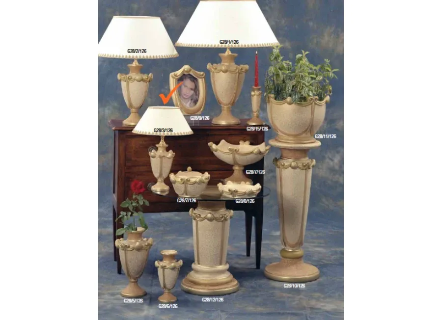 obrazek 1 Szykowna lampa z białym abażurem