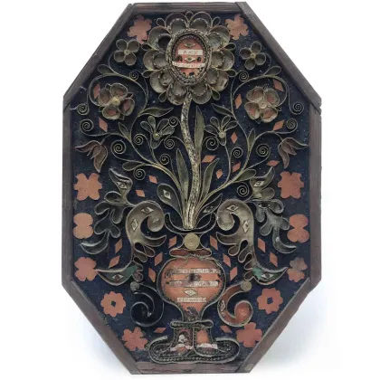 Zdjęcie Wielki Relikt utworzony przez ośmiokątną jodłową tabliczkę, wewnątrz której znajduje się wazon z kwiatami i liśćmi