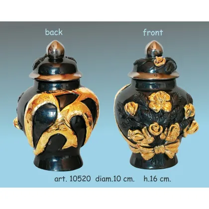 Zdjęcie Piękny wazon ze złotymi zdobieniami