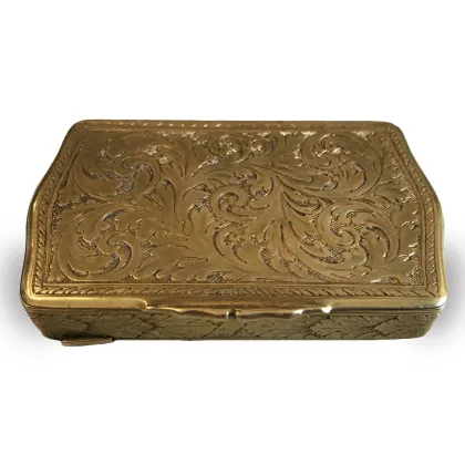 Zdjęcie Prostokątna, grawerowana i złocona tabakiera z początku XX wieku