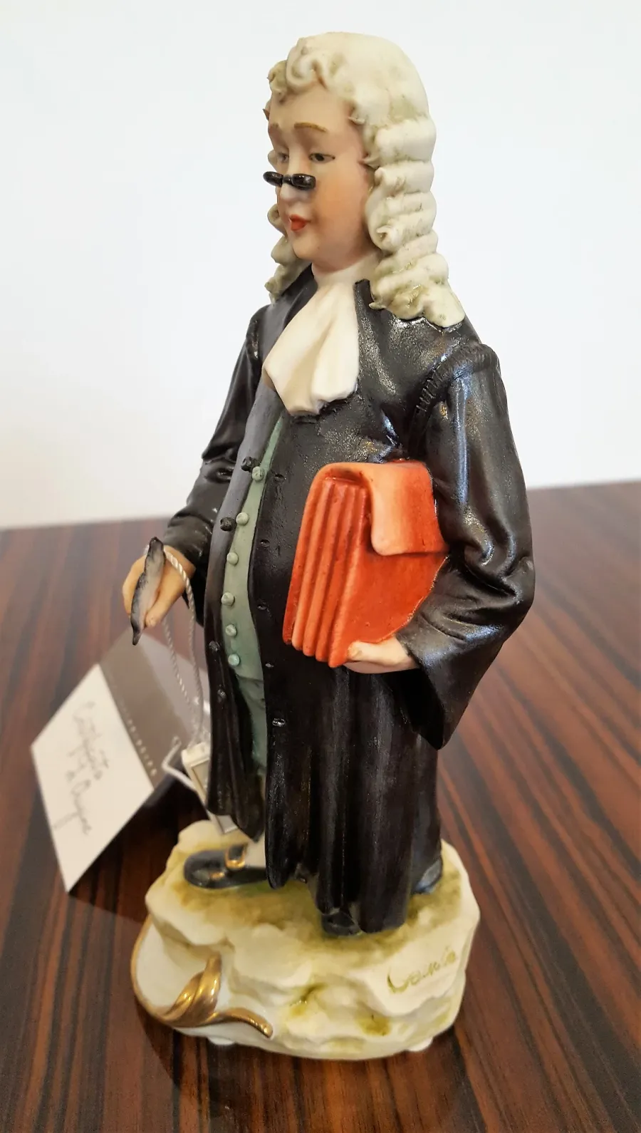 obrazek 4 Elegancka porcelanowa figurka notariusza