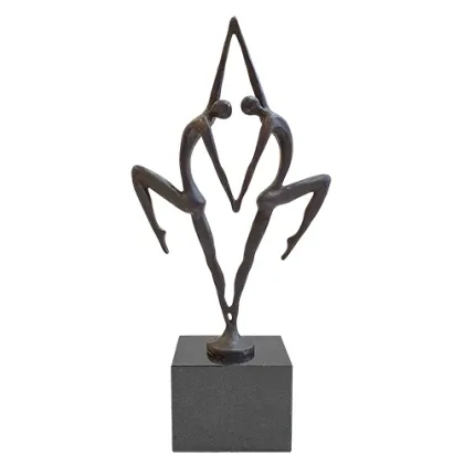 Zdjęcie Niebanalna statuetka z brązu