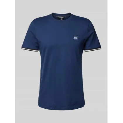 Zdjęcie T-shirt z naszywką z logo