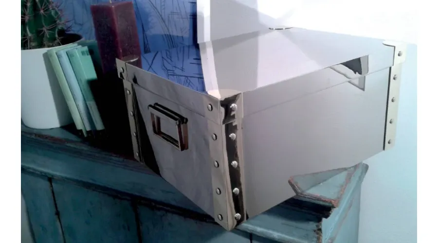 picture 1 Elegant nickel-plated box with crocodile leather covering