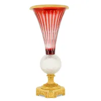 Zdjęcie Elegancki wazon z czerwonego kryształu i mosiądzu