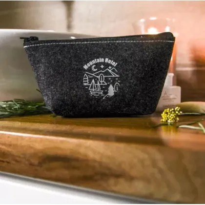 Zdjęcie Niesamowita kosmetyczka z firmowym logotypem