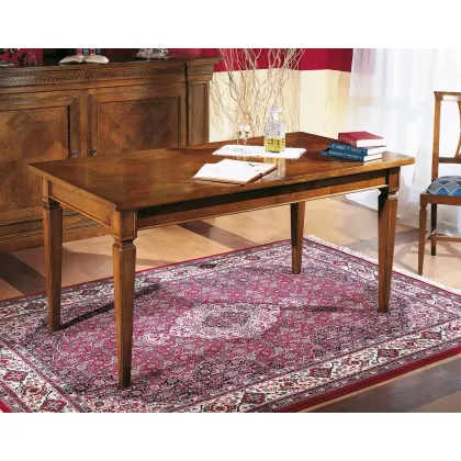 Zdjęcie Piękny drewniany stół do jadalni lub salonu