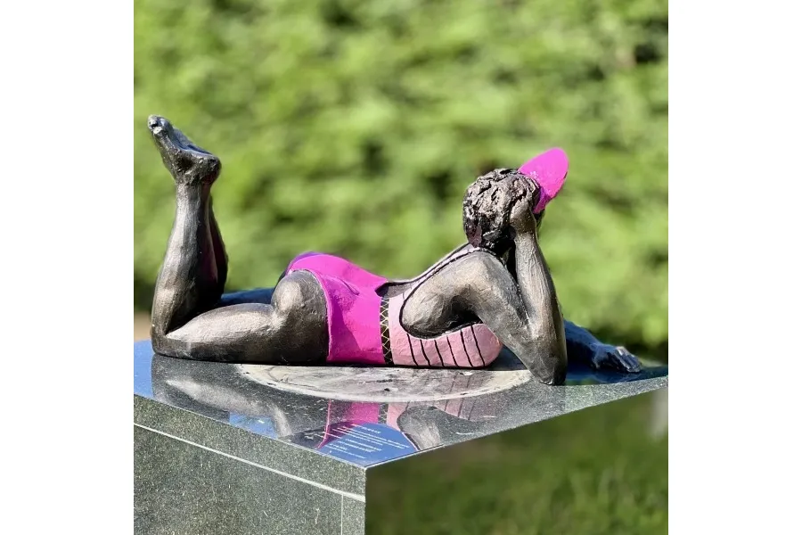 obrazek 4 Fantastyczna rzeźba ogrodowa "Kobieta leżąca na brzuchu w różowym kostiumie kąpielowym"