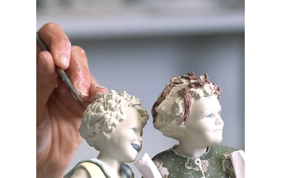 obrazek 3 Porcelanowa figurka dziewczynki ubrana w sukienkę - Sibania