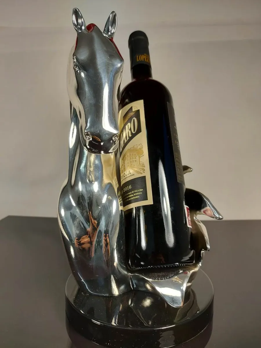 obrazek 6 Wyjątkowy upominek - figura konia jako podstawka na wino
