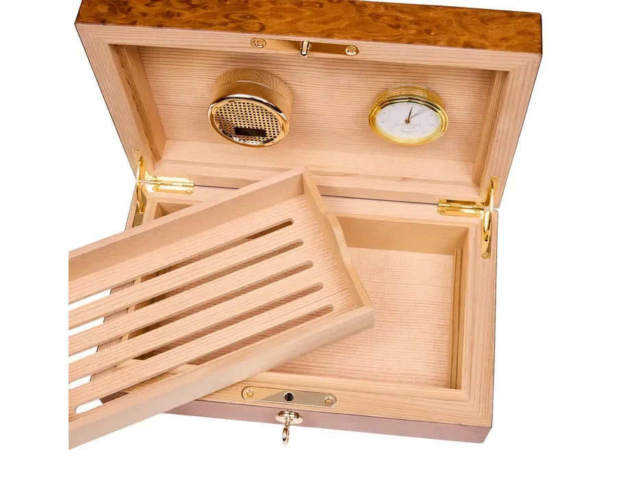 obrazek 10 Skrzynia z drewna orzechowego na cygara