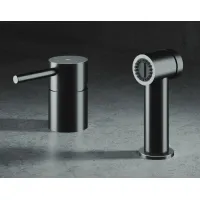 Zdjęcie Wykonana ze stali nierdzewnej - bateria z prysznicem bocznym do minimalistycznej kuchni