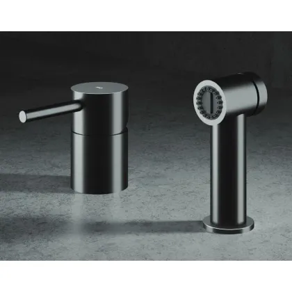 Zdjęcie Wykonana ze stali nierdzewnej - bateria z prysznicem bocznym do minimalistycznej kuchni