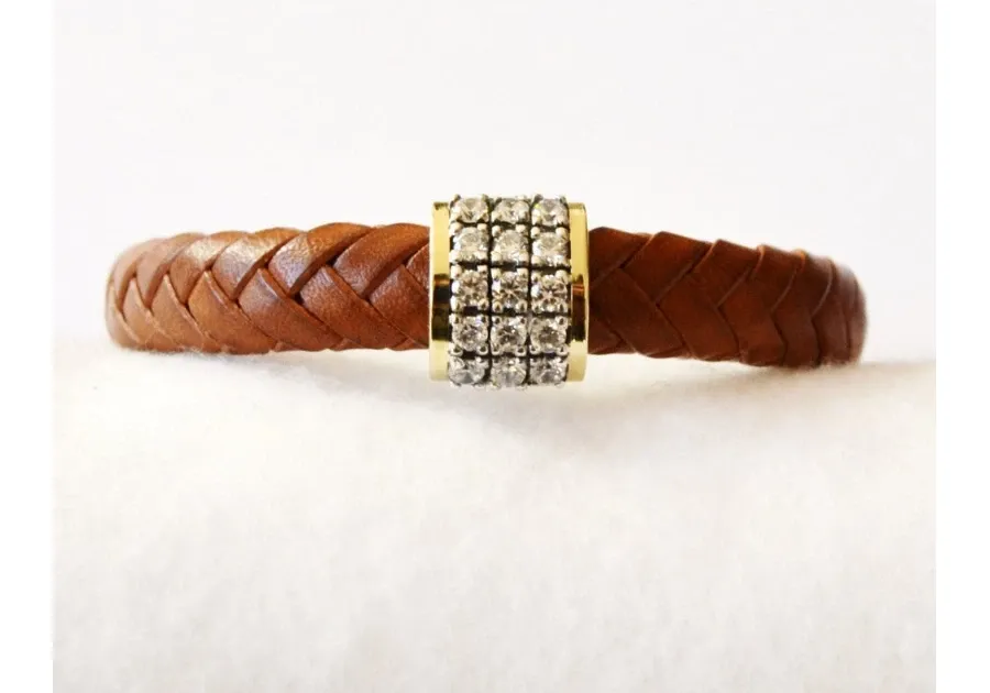 picture 1 Elegant bracelet made of brown leather, decorated with gold and zirconia crystals