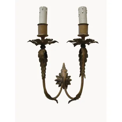 Zdjęcie Dziewiętnastowieczny kinkiet z kutego i tłoczonego żelaza