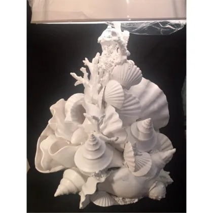 Zdjęcie Ceramiczna włoska lampa na biurko zdobiona kompozycją z muszli