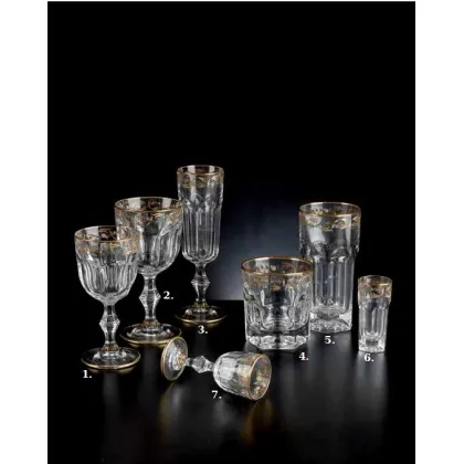 Zdjęcie Eleganckie kieliszki i szklanki