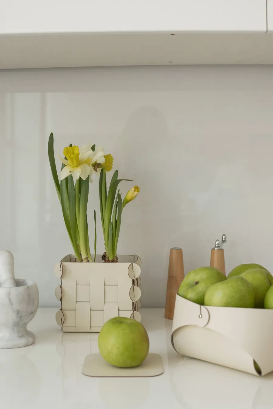 obrazek 4 Skórzana kwadratowa podkładka pod szklankę w kolorze białym i kremowym