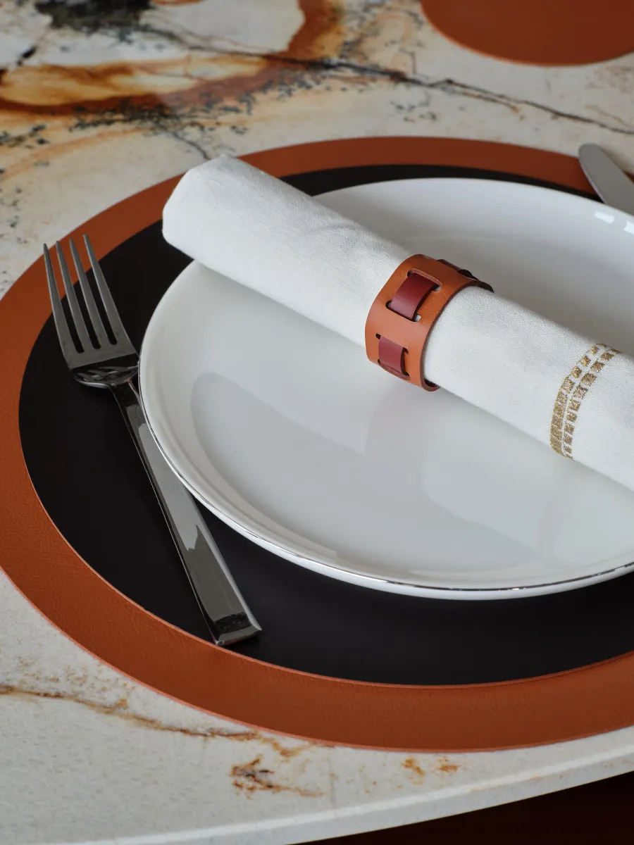 obrazek 4 Skórzana obrączka na serwetkę stołową w kolorze koniaku