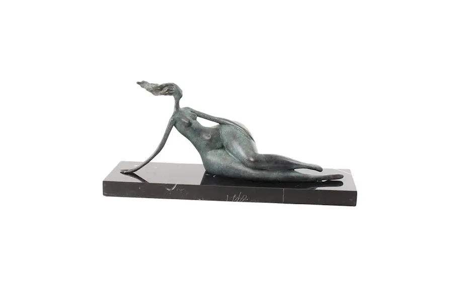 obrazek 1 Ekskluzywna rzeźba przedstawiająca leżącą kobiecą postać z brązu