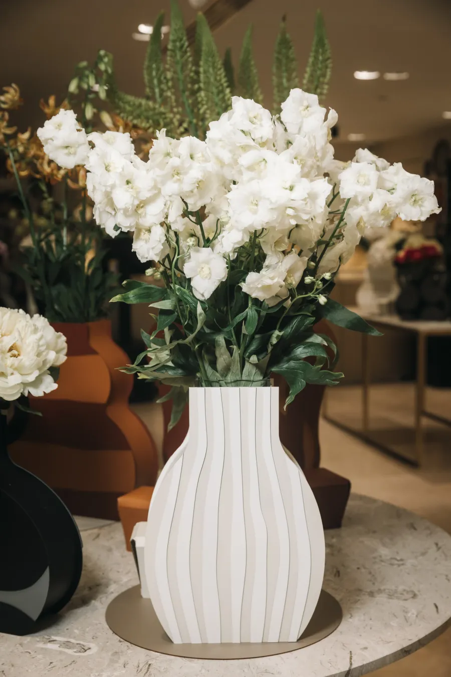 obrazek 4 Skórzany wazon Otto 9x24xH44 cm w kolorze waniliowym i białym w pasy