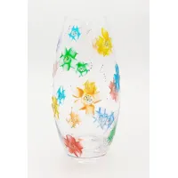 Zdjęcie Wazon ozdobiony wytłoczonymi motywami kwiatowymi