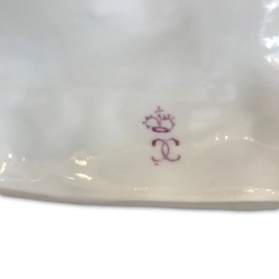 obrazek 6 Dwóch cherubinów w kochających i figlarnych postawach z ręcznie malowanej porcelany polichromowanej