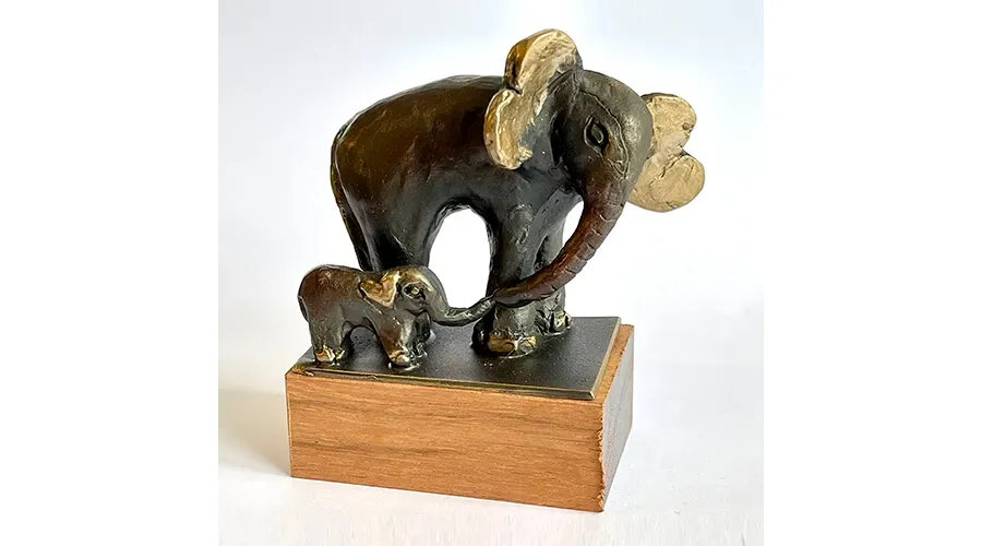 obrazek 1 Wyjątkowa figurka z żywicy "Serce dla słonia" - elegancki upominek dla bliskiej osoby