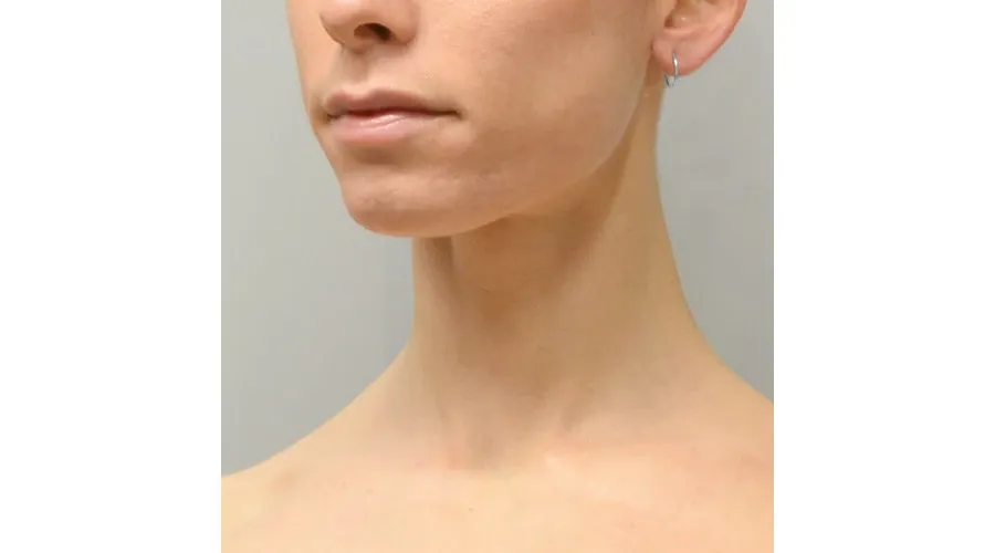 obrazek 2 Małe damskie kolczyki koła z białego złota